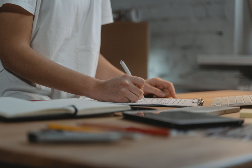 Medewerker vult een inventarisatielijst in, de eerste stap in privacy compliance voor het MKB.